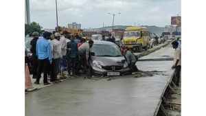 Car Gets Stuck in Pothole in Pashan-Sutarwadi