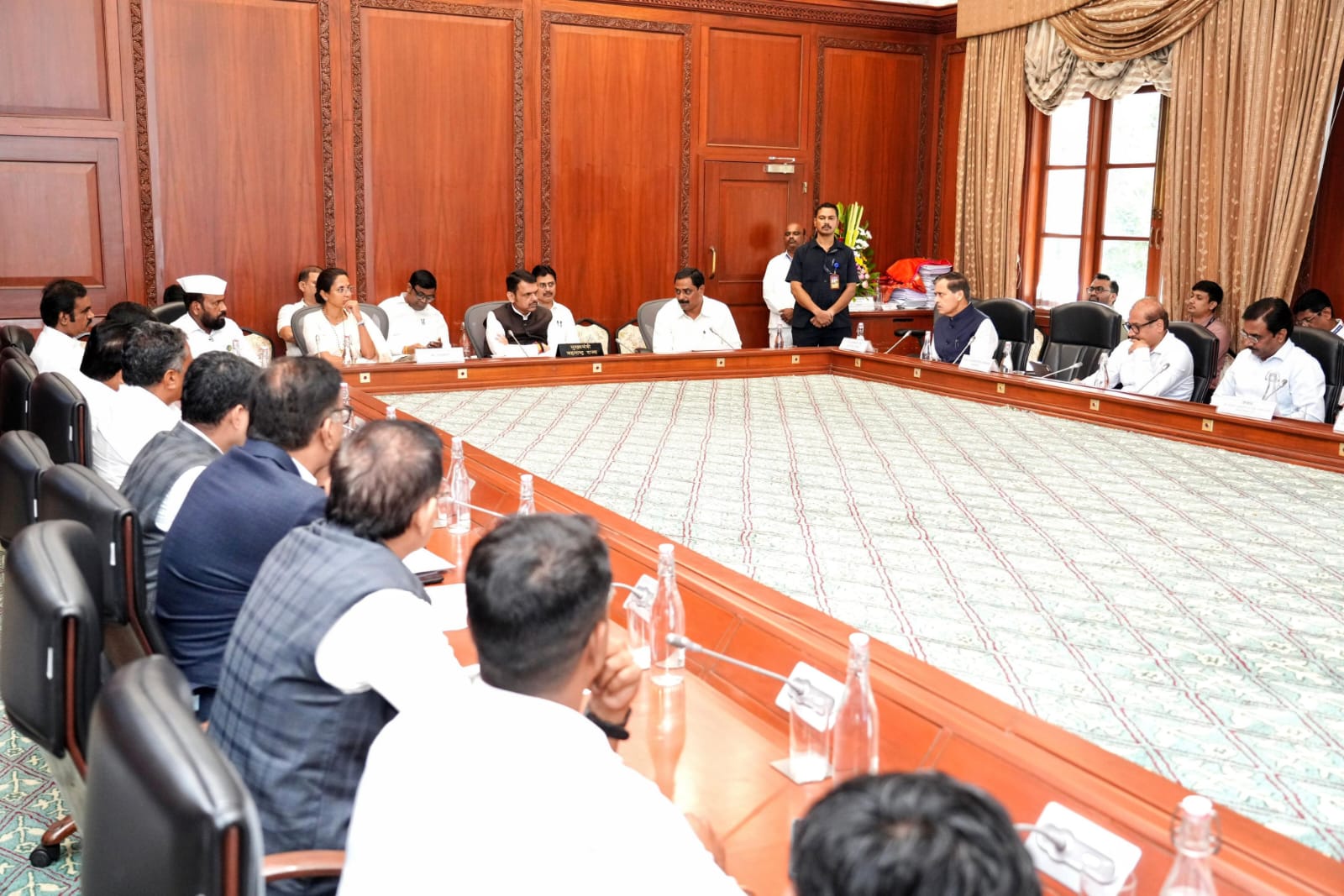 Fadnavis Asks MSETCL to Minimise Local Impact of Bhor Green Corridor Project