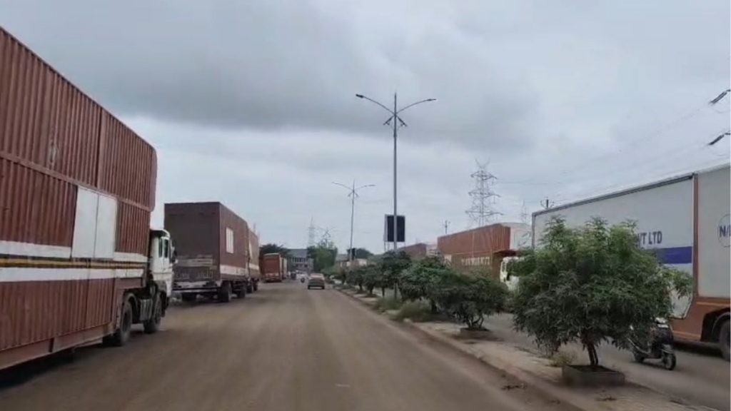 Illegal Heavy Vehicle Parking Continues in Chakan MIDC