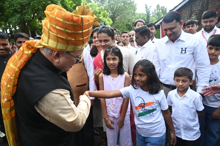 Maharashtra governor in Pune with kids during independence day