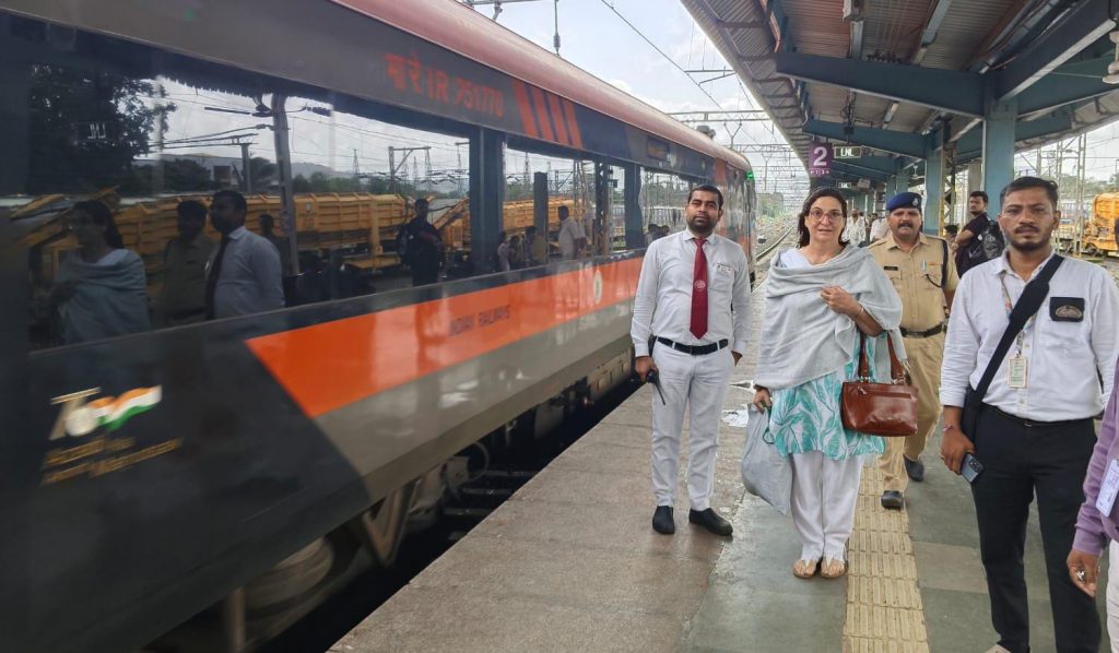 NRI Passenger Unable to Get Off Vande Bharat at Pune