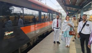 NRI Passenger Unable to Get Off Vande Bharat at Pune