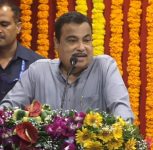 Nitin Gadkari Felicitates Veteran Journalist S.K. Kulkarni in Pune