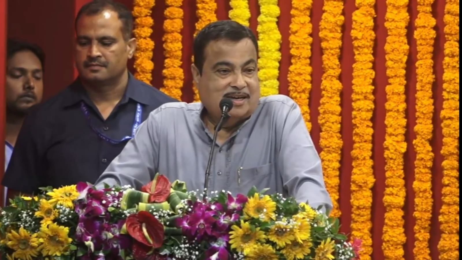 Nitin Gadkari Felicitates Veteran Journalist S.K. Kulkarni in Pune