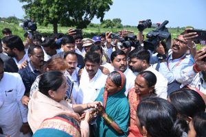 Deputy CM Sunetra Pawar Visits Drought-Hit Farms In Parbhani, Nanded, Assures Farmers Of Aid