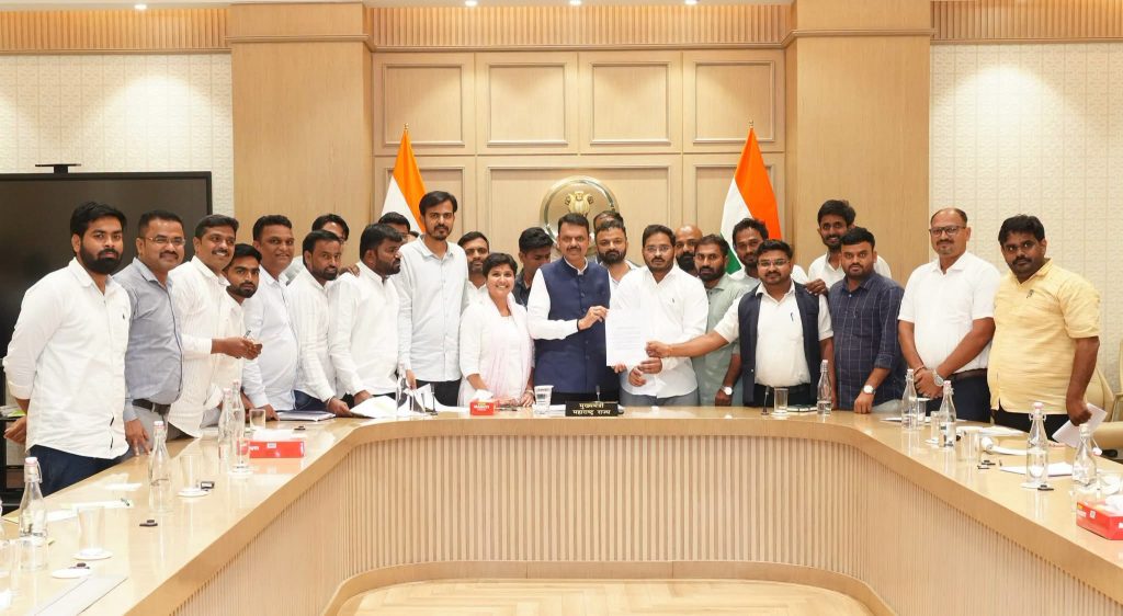 MPSC Students’ Protest Temporarily Put on Hold After Meeting With CM Fadnavis