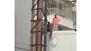 PCMC Sky Sign Department Demolishes Unauthorised Hoarding in Chovavisawadi