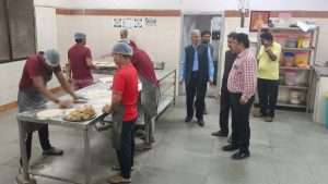 Vice-Chancellor makes a surprise visit to the refectory; inspects food quality and cleanliness