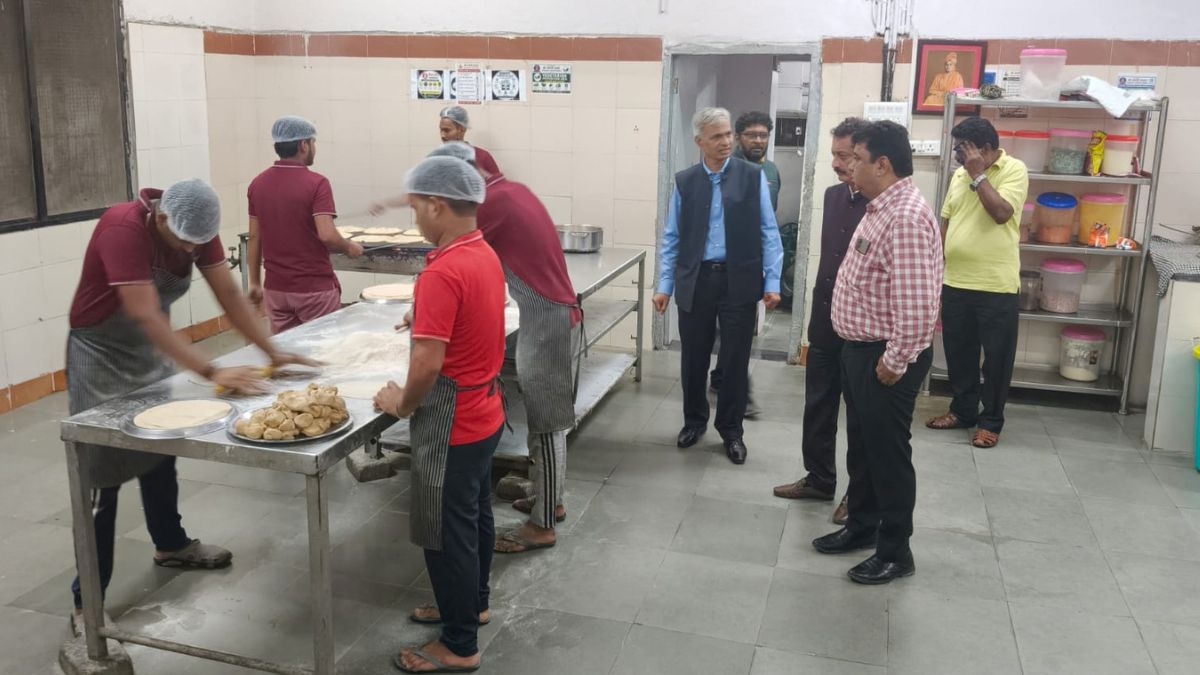 Vice-Chancellor makes a surprise visit to the refectory; inspects food quality and cleanliness