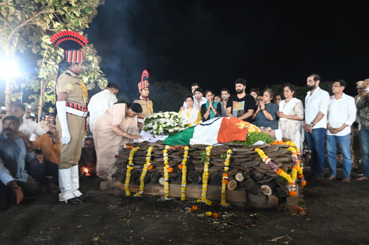 Actor Nana Patekar Cremated With State Honours in Pune