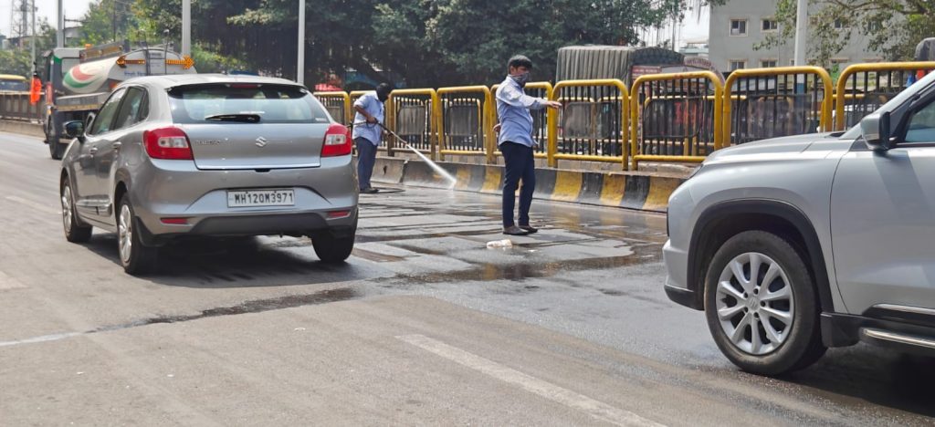 BRT Divider Cleaning Amid Water Cuts Sparks Row