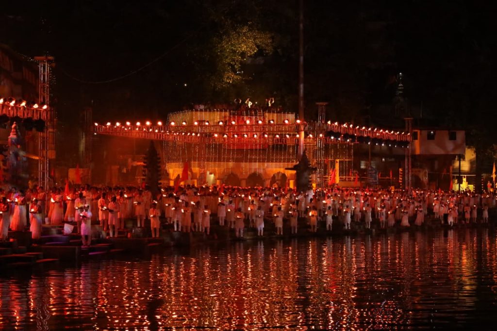 Devotees Perform Collective Godavari Aarti
