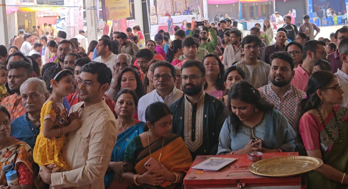Durga Puja in Hadapsar crowd