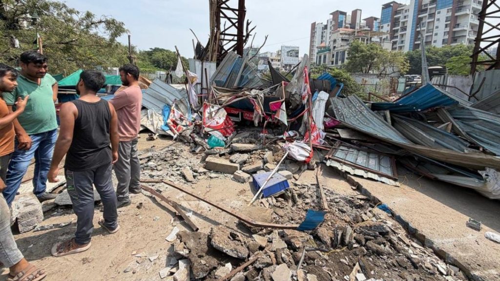 PMC Clears Encroachment on 24-Metre DP Road Near Kad Nagar Chowk in Mohammadwadi