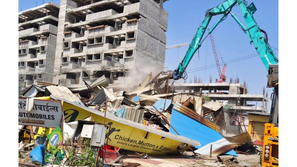PMC Uses Heavy Machinery to Demolish Unauthorised Structures