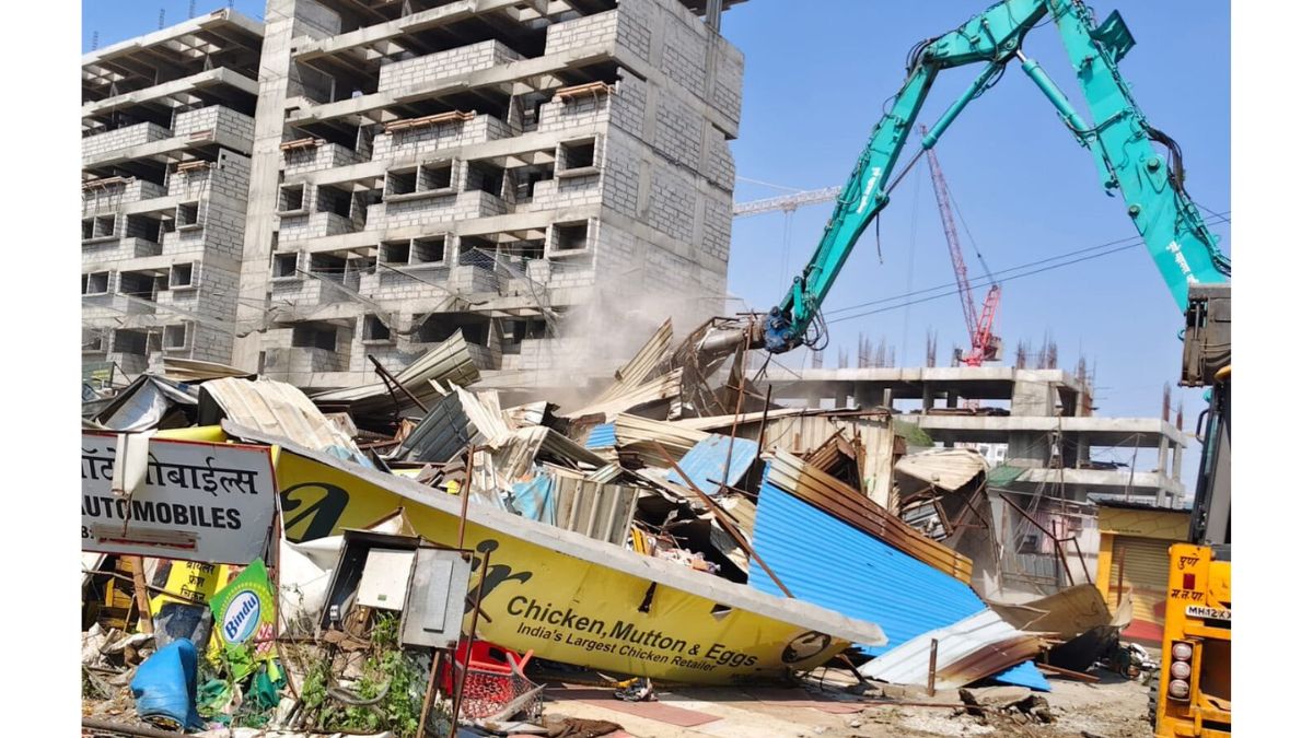 PMC Uses Heavy Machinery to Demolish Unauthorised Structures