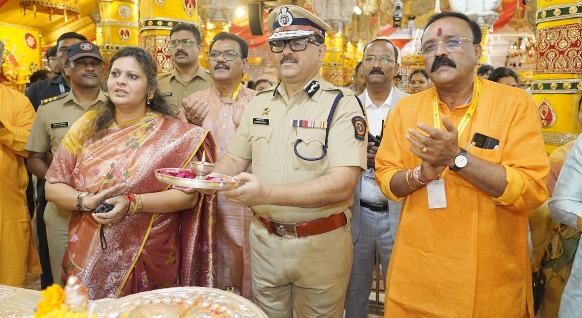 Pune Police Commissioner Amitesh Kumar at Mahalakshmi Mandir Sarasbaug