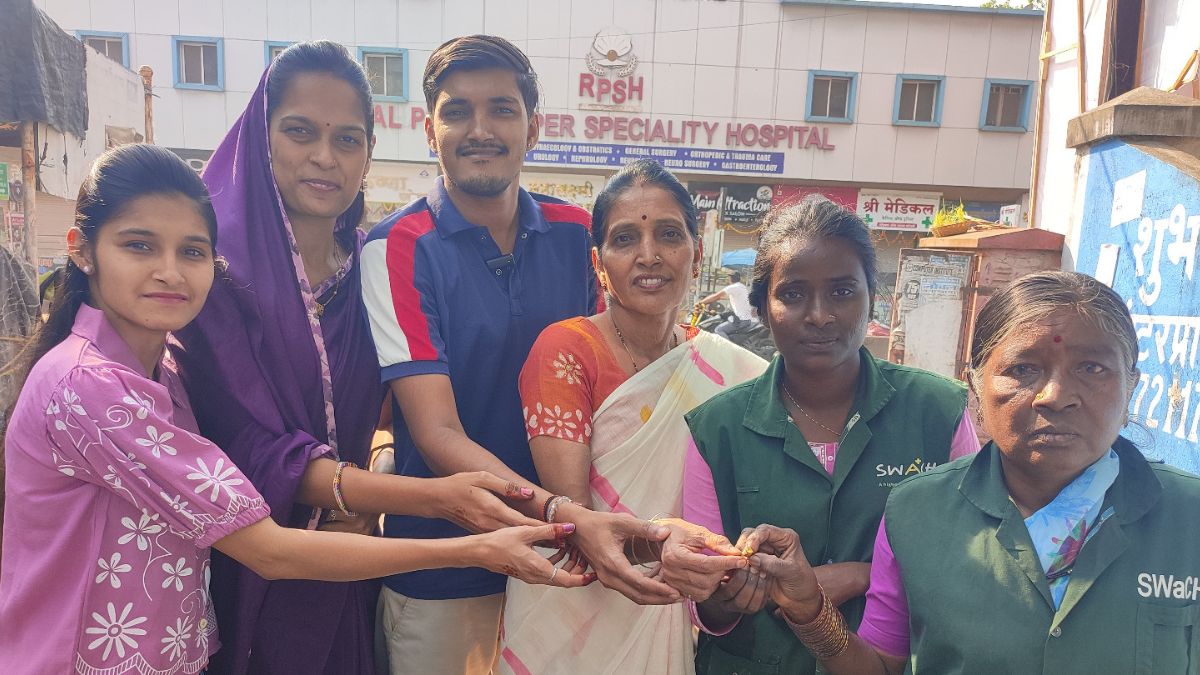 Pune Sanitation Worker Finds and Returns One-Tola Gold Ring Discarded With Wet Waste