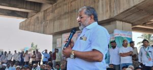 Sugarcane Farmers Are Blocking the Pune-Bengaluru Highway